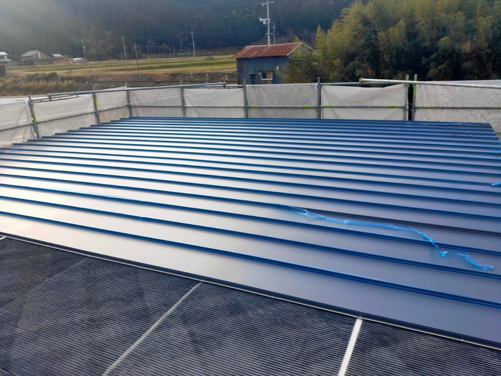 屋根板金施工中